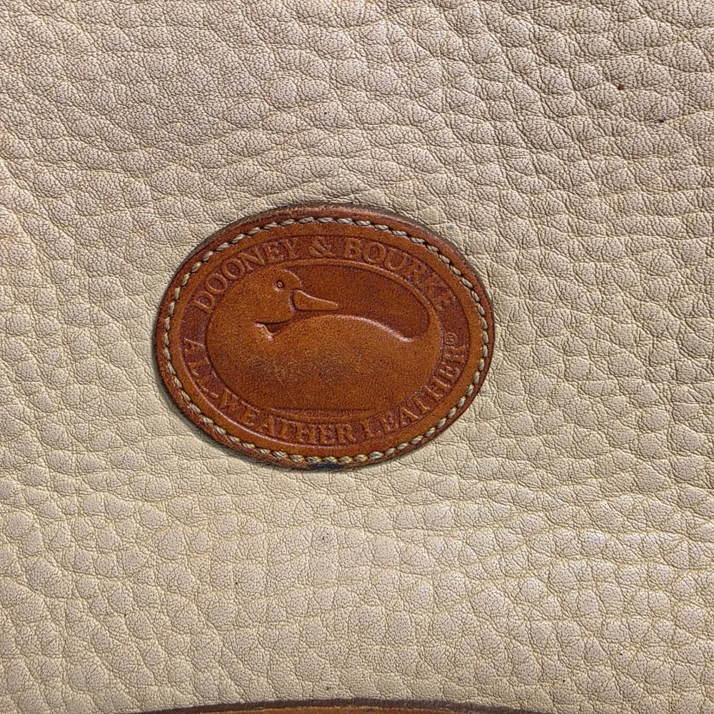 VTG Dooney & Bourke Cream Brown All Weather Leather‎ Shoulder Bag Duck Charm USA